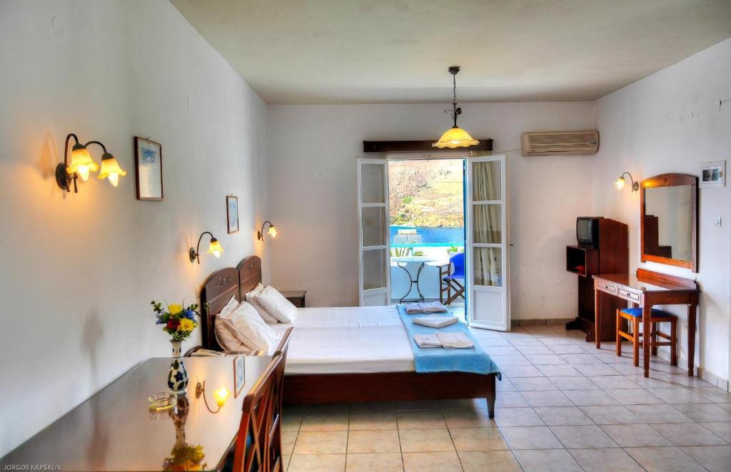 Gryspo'S Hotel Aegiali Room photo